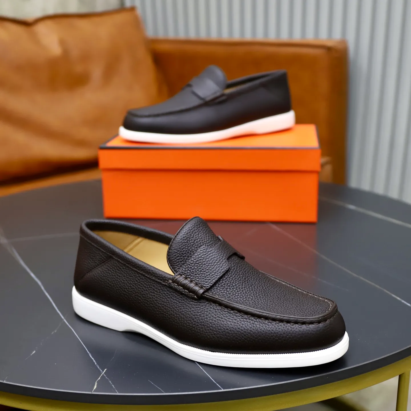 Ex-factory price: 560💰Hermès/Hermès slip-on men's shoes. This shoe is made of imported pebbled cowhide. It has simple and smooth lines and is combined with aerodynamically designed 3CM rubber foam ultra-light soles! Youthful and fashionable, classic H-shaped hardware buckle decoration, calf lining gently wraps the feet, with logo cowhide feet, casual and urban style, highlighting youthful vitality, sports and leisure version, super versatile, code number: 38-39-40-41-42-43-44 standard leather shoe size (45 can be customized but does not support returns)